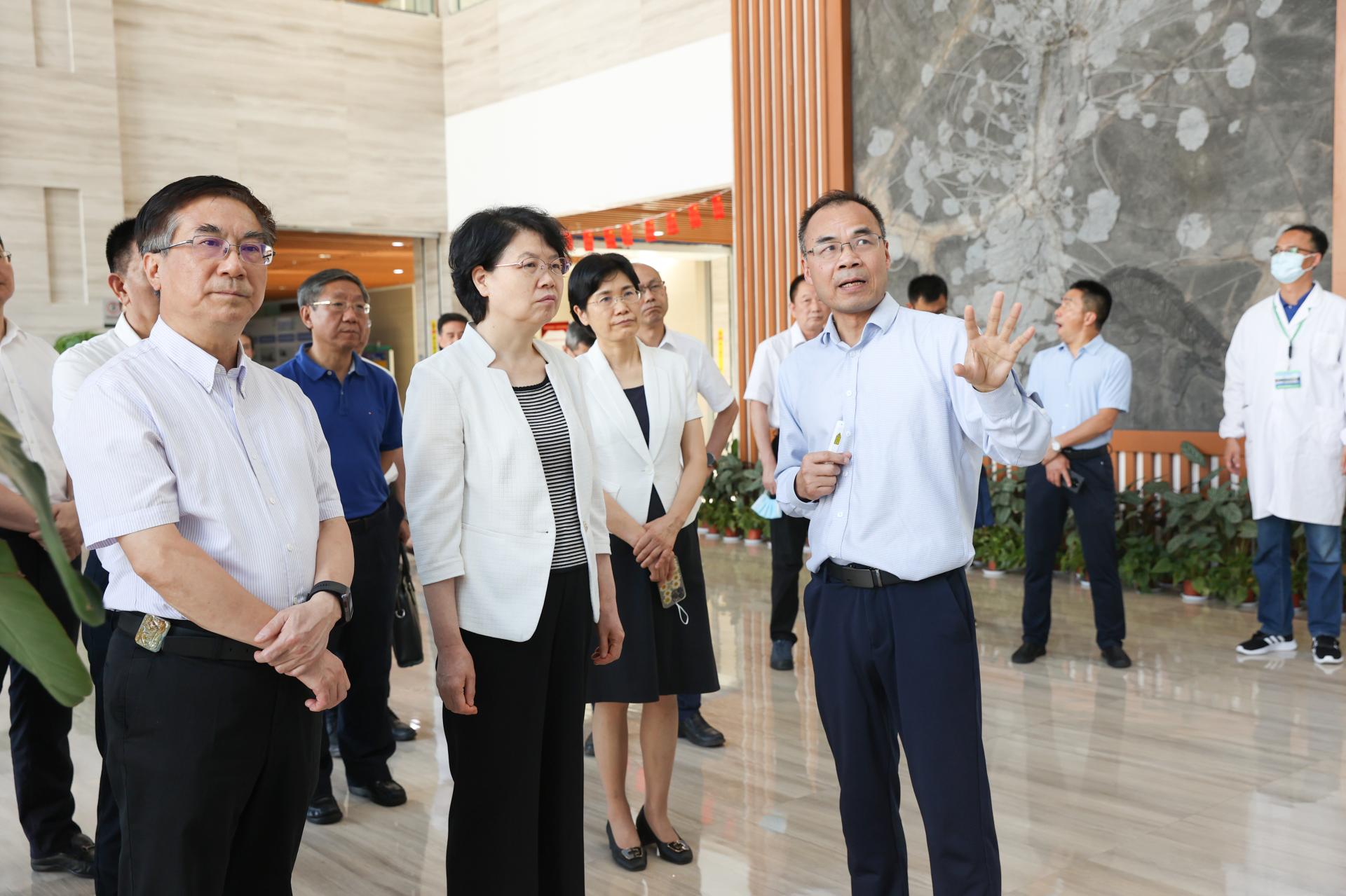 湖北省副省長(zhǎng)肖菊華來(lái)中國(guó)地質(zhì)大學(xué)（武漢）調(diào)研：瞄準(zhǔn)戰(zhàn)略需求優(yōu)化提升科研實(shí)力-地大熱能